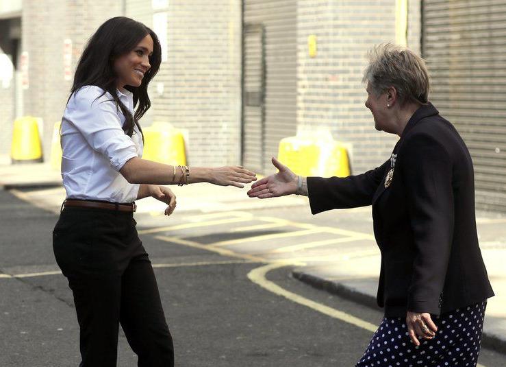 Meghan lanza línea de ropa para ayudar a mujeres sin empleo
